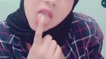 Bokep Jilbab Kiki Hijab remas tetek Live Show